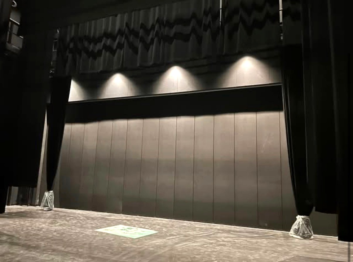Mur opérable scène fermé – Alucko inc.