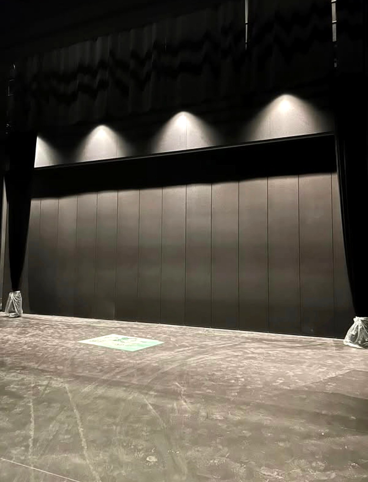 Mur acoustique scène face – Alucko inc.